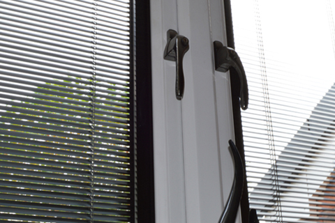 Aluminium Windows with integrated blinds in glass